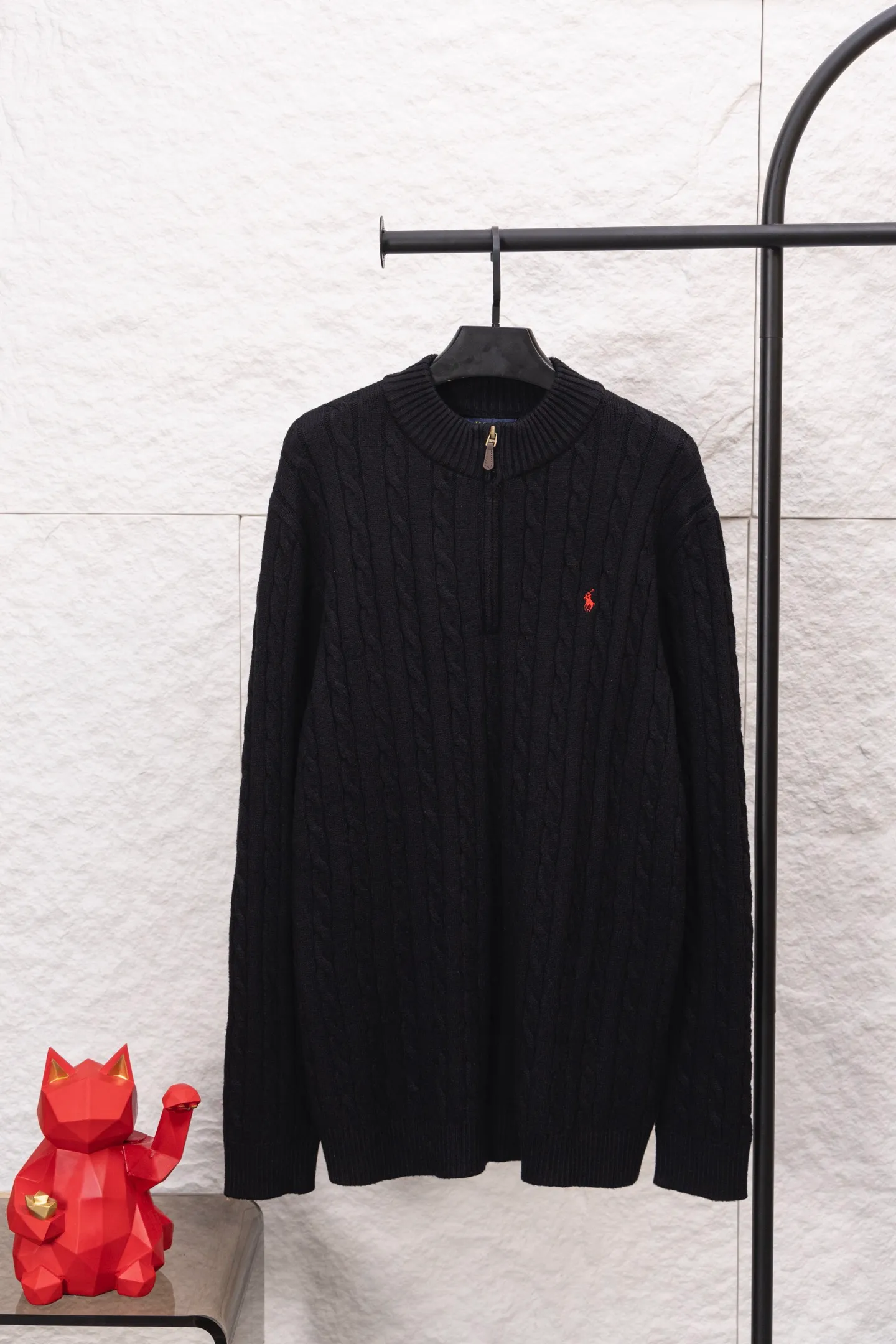 P230 Style No./F187 Rah Lauren classic pony embroidered stand-up collar knitted sweater. Made of 400 cotton gauze fabric with clear lines. The original customized lines are smooth and delicate. Better hand feel. Not easy to deform. Not easy to shrink. Not easy to fade. Maintain long-lasting beauty. Color Gray Black Size S-XL